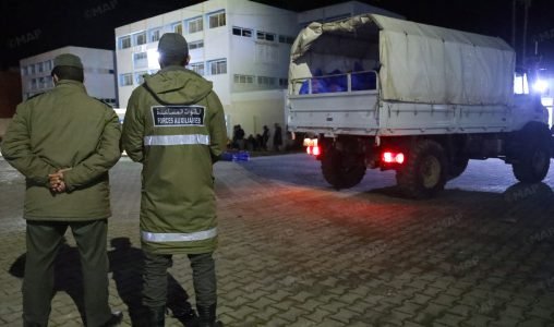 القصر الكبير .. الشروع في توزيع مساعدات غذائية على المواطنين العائدين بعد تحسن الأحوال الجوية